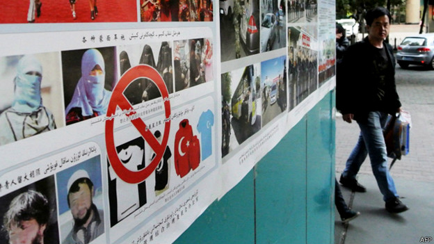 新疆乌鲁木齐街头的反恐宣传海报（16/9/2014）
