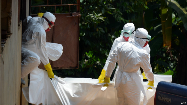 Médicos cuidam de pacientes com ebola na Libéria / Crédito: AFP