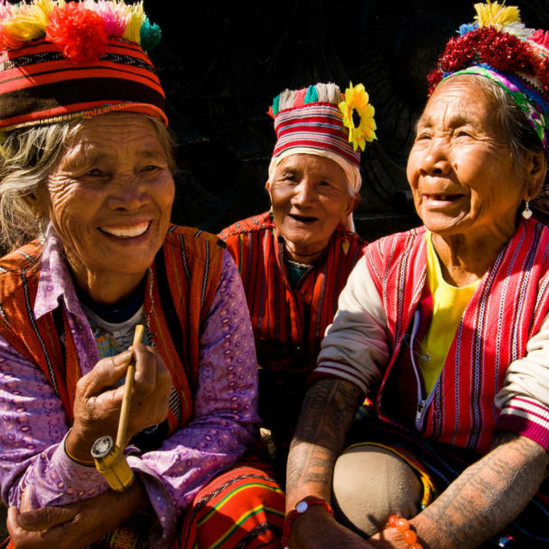 Survival International reúne fotos de diversas tribos em calendário 2015