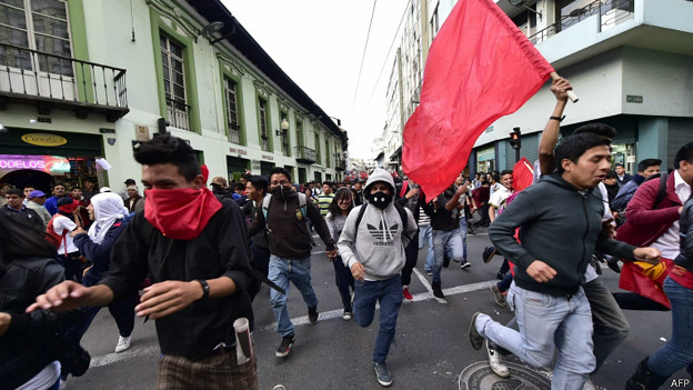 Opositores, Ecuador