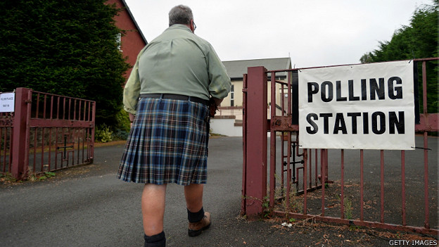 苏格兰西邓巴顿郡伦顿村一名村民身穿苏格兰裙子走进投票站（18/9/2014）