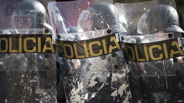 Policiais do batalhão de choque durante confronto com sem-teto em São Paulo