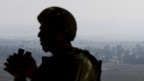 Soldado israelí mira hacia Quneitra (foto de archivo)