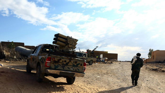 رئيس الوزراء الليبي يزور السودان ويلتقي بالبشير - BBC Arabic