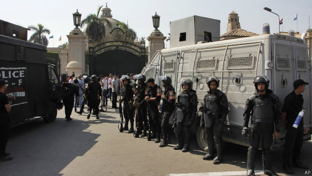 إصابة 6 من رجال الشرطة في انفجار بميدان النهضة أمام جامعة القاهرة - BBC Arabic