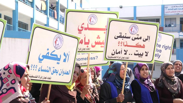 نساء في غزة يحتجون على ظروف المعيشة في مراكز الإيواء - BBC Arabic