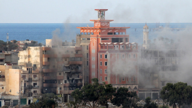 ليبيا تغلق ميناء بنغازي بسبب الاشتباكات المسلحة - BBC Arabic