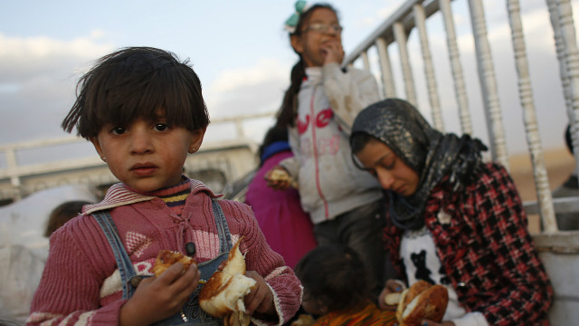 تركيا تخشى تدفق 2.3 مليون لاجيء سوري إلى أراضيها حال تفاقم الأوضاع في حلب  - BBC Arabic