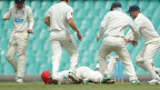 Jogador de críquete cai após ser atingido por                    bola (foto: Getty) 