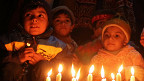 Anak-anak mendoakan korban serangan di Peshawar