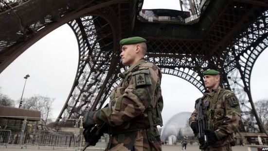 tentara di Paris dikerahkan