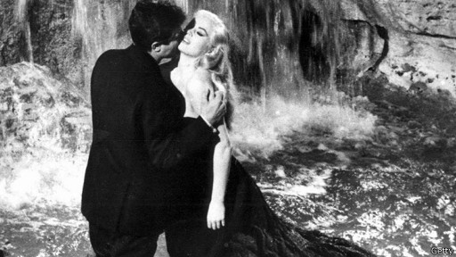 Порно жазалау инелермен Жыныстық жылқы мен қыз