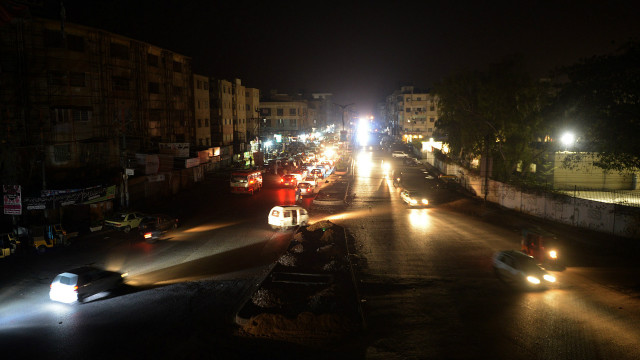 تفجير خط كهرباء يدخل باكستان في ظلام دامس - BBC Arabic