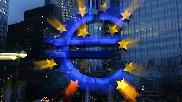 اليورو يسجل أدنى انخفاض له في 11 عاما - BBC Arabic