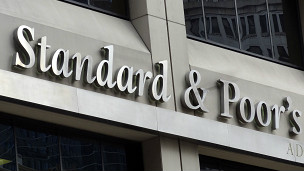 Logo de Standard & Poor’s en la puerta de un edificio.