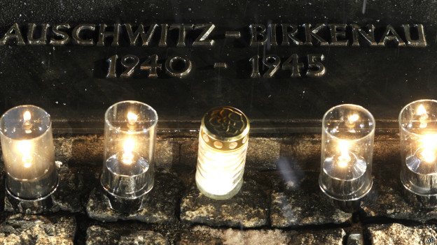 Velas encendidas en Auschwitz.