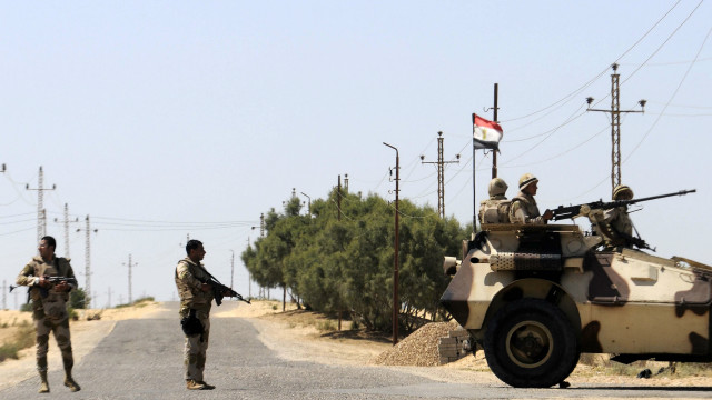 الجيش المصري يتعهد بتكثيف  الملاحقات والمداهمات  في سيناء بعد هجوم دام  