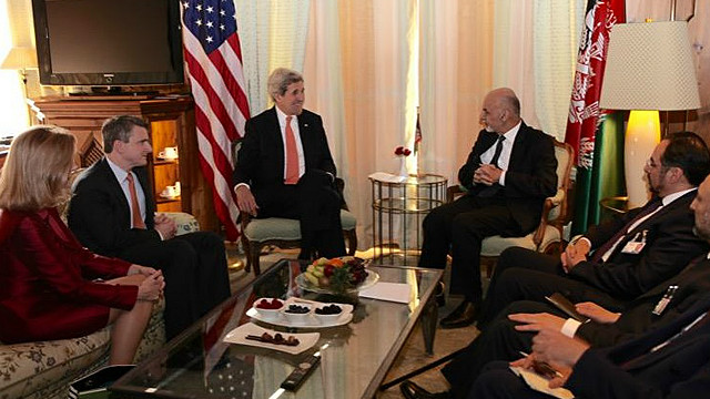 Jinsiy aloqa 3 erkak 1 ayol Sperma chayqaladigan pantyhose