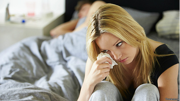 Ikki teshikda uchta xorozning porno fotosurati