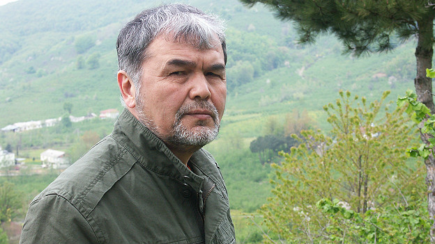 Massaj stolida yalangoch