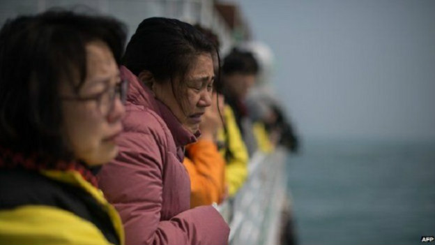 Keluarga penumpang feri Sewol berdoa