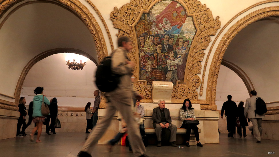 Mast holda uxlayotgan yalangoch ayollar