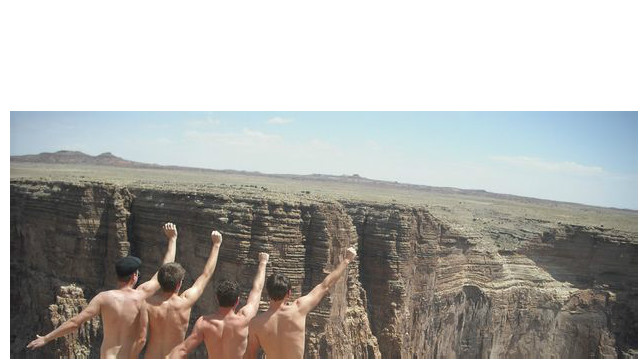 Para turis yang telanjang di Grand Canyon, Amerika Serikat. 