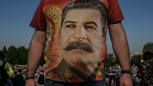 Yigitning eshagini sikayotgan qizning seks videosi