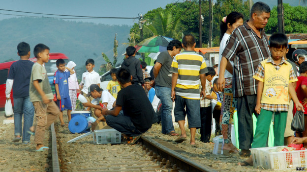 Hasil gambar untuk <a href='https://palembang.tribunnews.com/tag/ngabuburit' title='Ngabuburit'>Ngabuburit</a> di Pinggir Rel Kereta Api