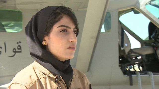 یک روز همراه با اولین خلبان زن افغان Bbc News فارسی