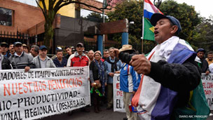 Manifestantes crucificados en Paraguay. Foto cortesía de ABC.