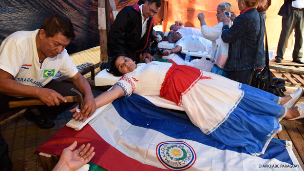 Manifestantes crucificados en Paraguay. Foto cortesía de ABC.