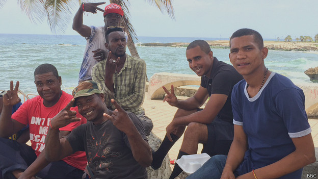 grupo de personas reunida en las playa del malecón de Santo Domingo