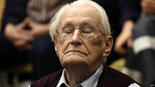 El alemán Oskar Groening, condenado por condenado por complicidad de asesinatos en el campo de exterminio nazi de Auschwitz.