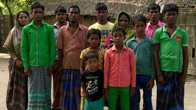 150731152642_bangladesh_family_india_640