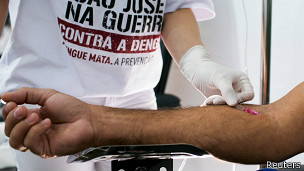 Un paciente participa de una campaña contra el dengue en Brasil.