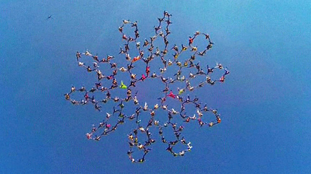 150801134307_sky_divers_640x360_bbc_nocr