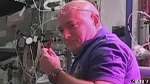 los astronautas scott keyy y Kjell Lindgren prueban  la lechuga cultuvada en la Estación Espacial Internacional