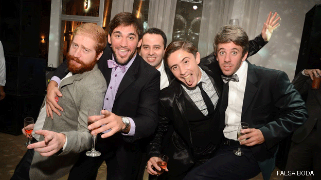 Hombres en una Falsa Boda.