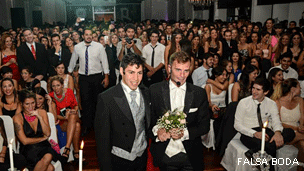 Pareja gay en Falsa Boda