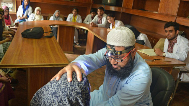 Tish shifokori kabinetida yalangoch qizlar Tish shifokori kabinetida yalangoch qizlar