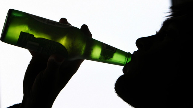Единственный способ избежать похмелья - меньше пить - BBC News Русская  служба