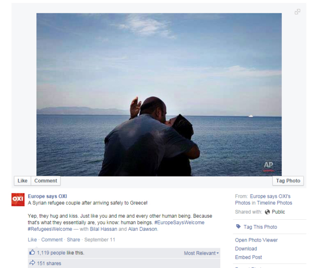 Una pareja se besa tras alcanzar la costa de Grecia