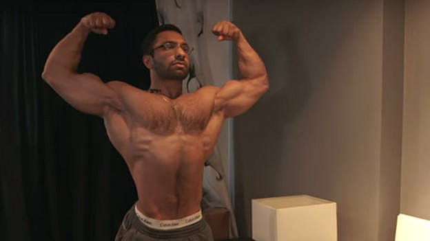 hombres musculosos gigantes