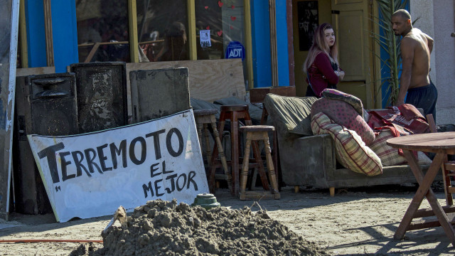 Personas afectadas por el terremoto en Tongoy