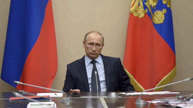 На совещании у Путина обсудили, как экономить в кризис