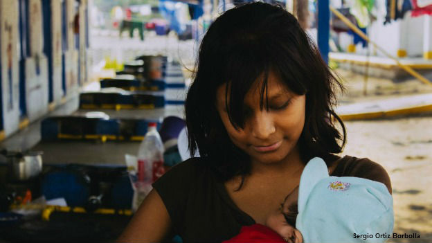 Mujer migrante con su hijo. El embarazo resultó de un abuso sexual. Foto: cortesía Amnistía Internacional
