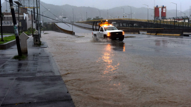 Inundaciones en Manzanillo, México, a raíz del huracán Patricia