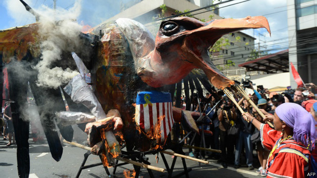 Pengunjuk rasa membakar patung elang