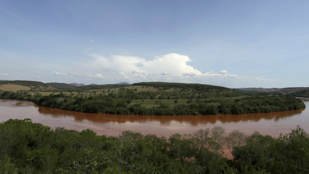 El rio Doce, Brasil, teñido de marrón por el barro que se desprendió del dique minero en el estado de Minas Gerais.